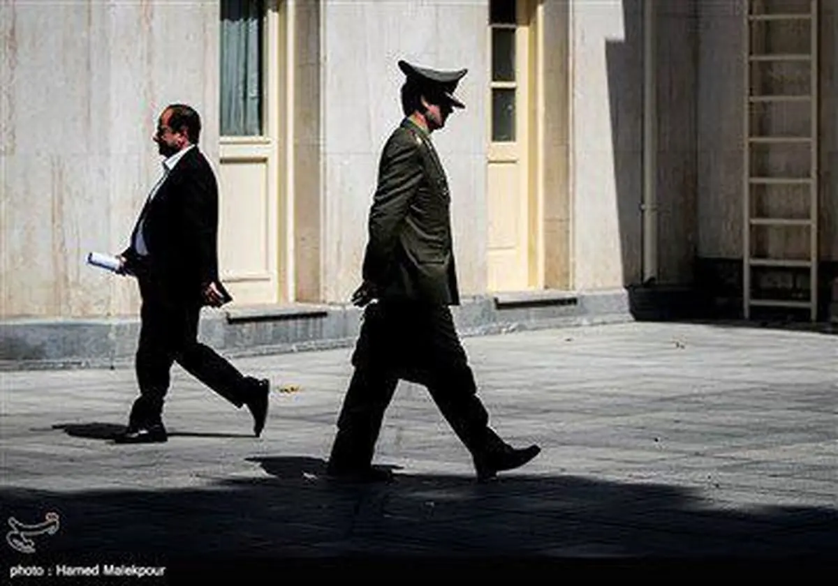 یک عکس خاص از وزیر دفاع در هیات دولت