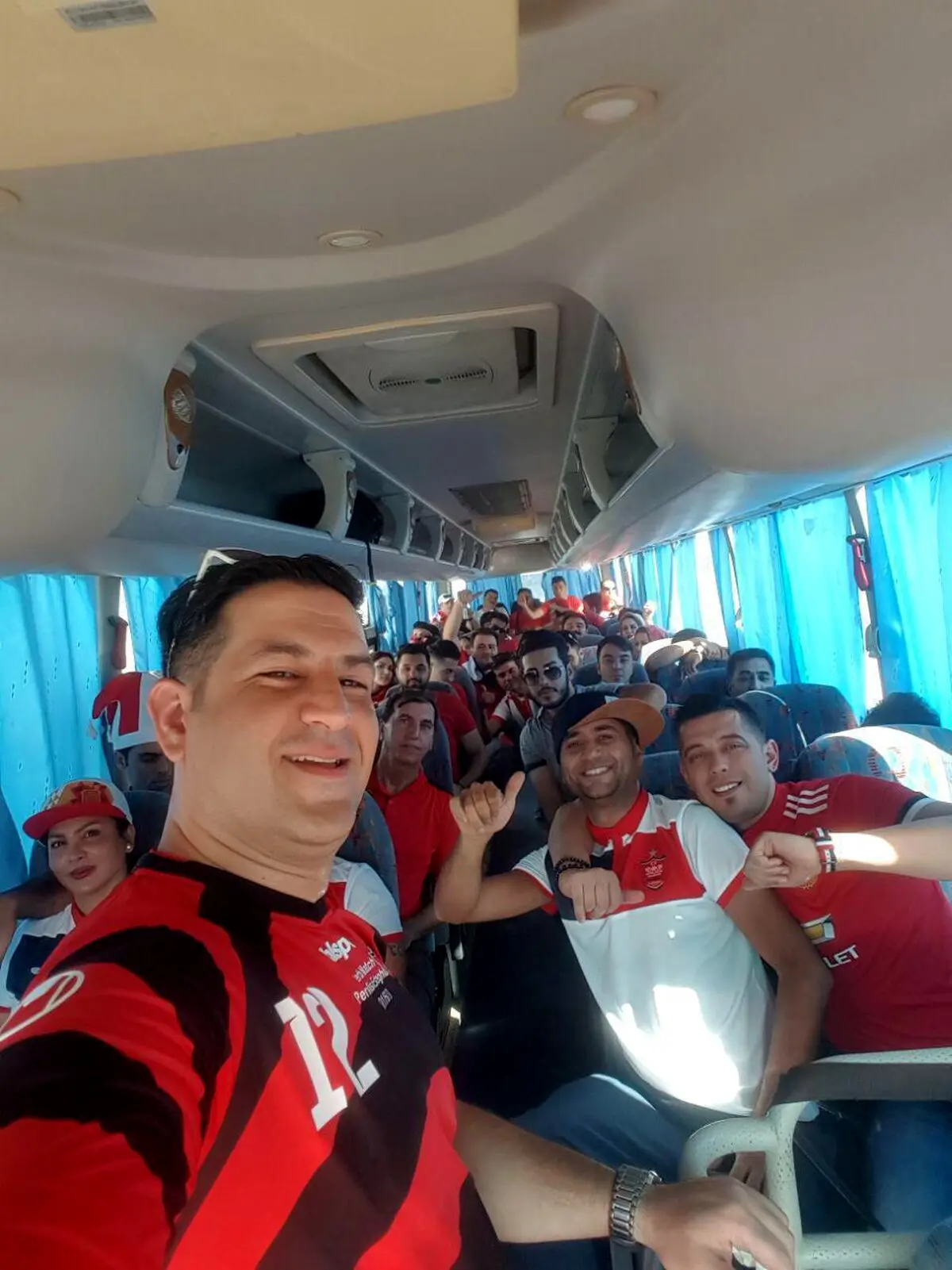 تصویری از هواداران پرسپولیس در راه ورزشگاه محمد بن زاید