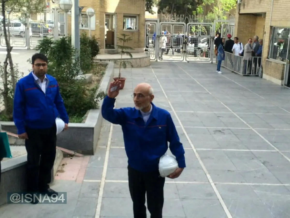 میرسلیم با کلاه ایمنی وارد ستاد انتخابات شد/عکس