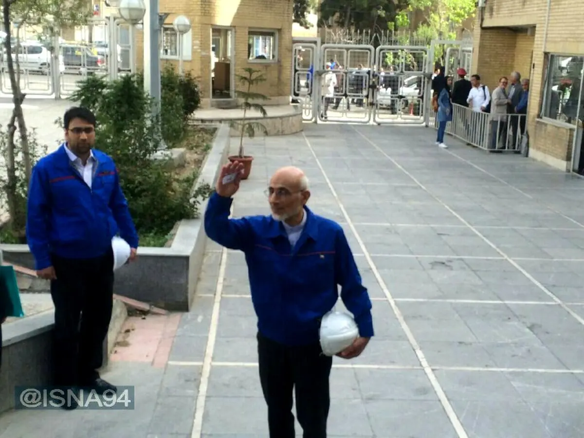 میرسلیم با کلاه ایمنی وارد ستاد انتخابات شد/عکس