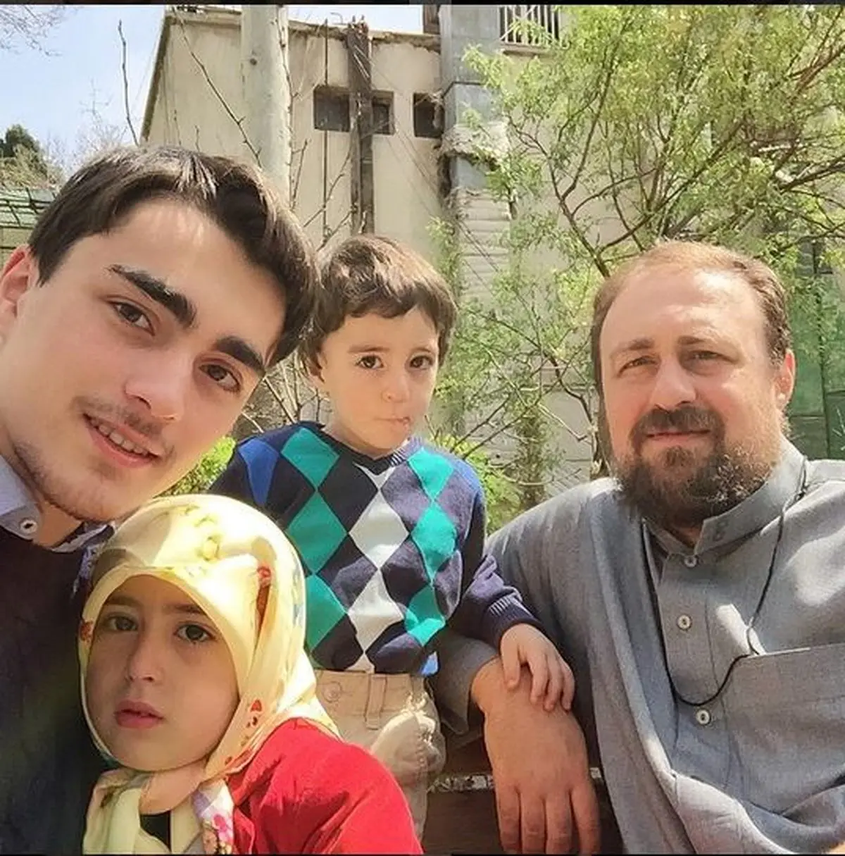 سیدحسن در کنار فرزندانش/عکس