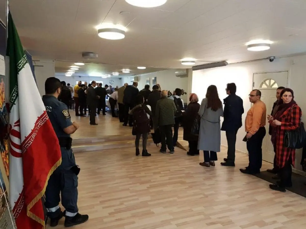 صف اخذ رای در سفارت ايران در سوئد