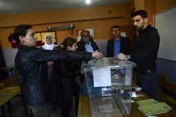 پیروزی رفراندوم ترکیه به نفع اردوغان/ جشن و پایکوبی حامیان رئیس جمهور