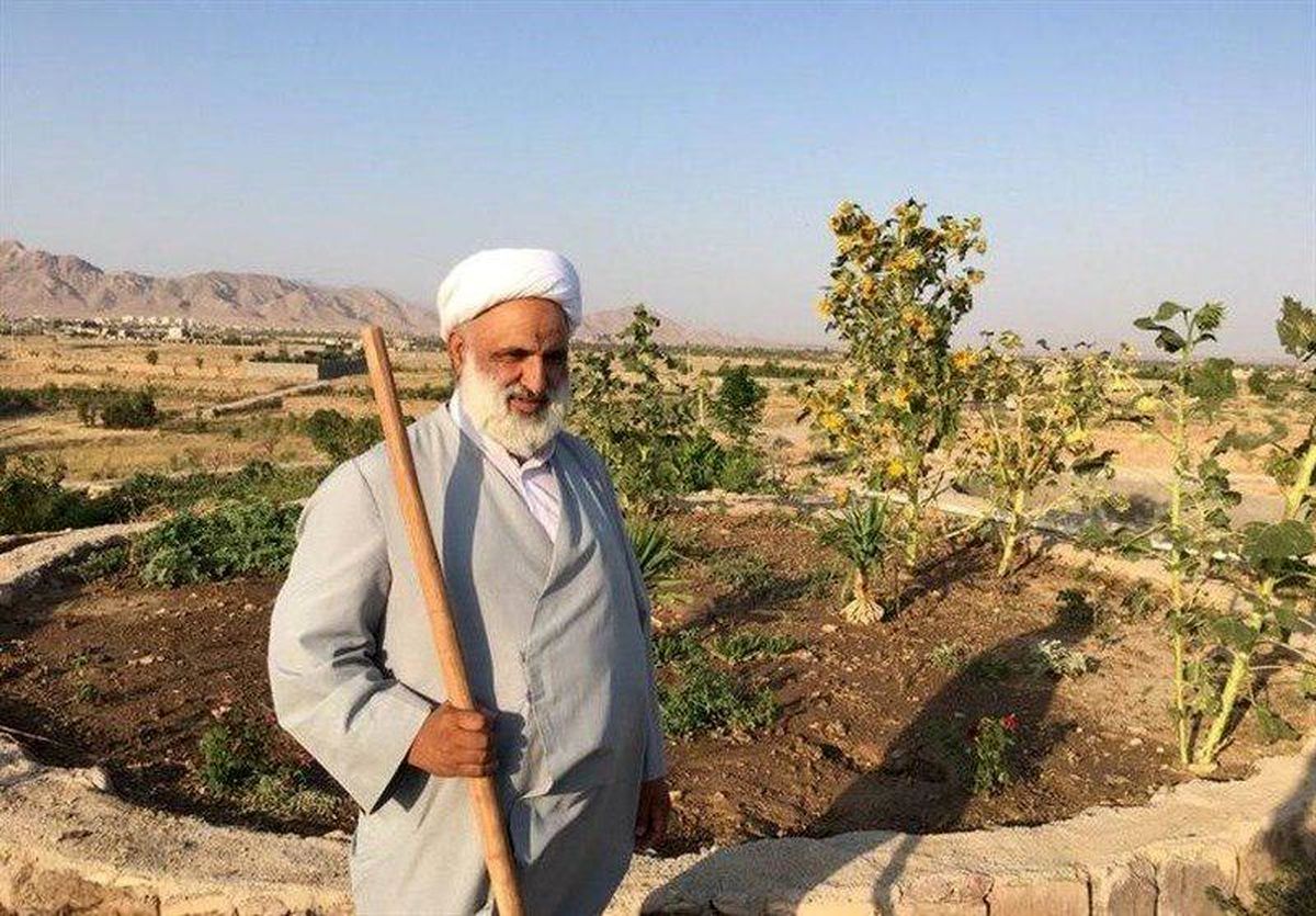 امام جمعهای که سرِ زمین کشاورزیاش بیل میزند