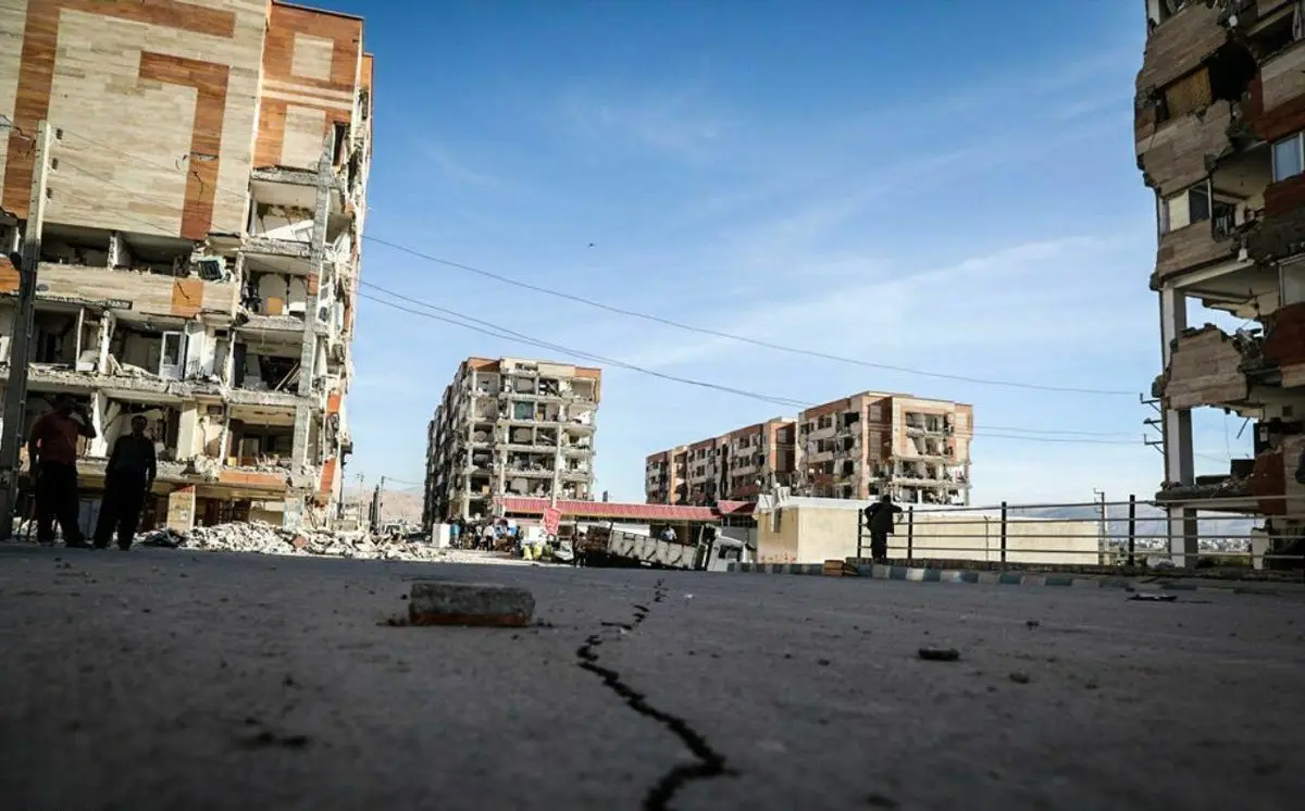 تصویری از شکاف برداشتن زمین بعد از زلزله شب گذشته سر پل ذهاب/عکس