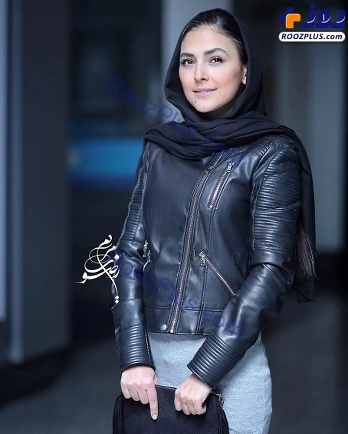 تیپ چرم بازیگر زن جوان در اکران یک فیلم