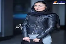 تیپ چرم بازیگر زن جوان در اکران یک فیلم