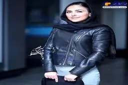 تیپ چرم بازیگر زن جوان در اکران یک فیلم
