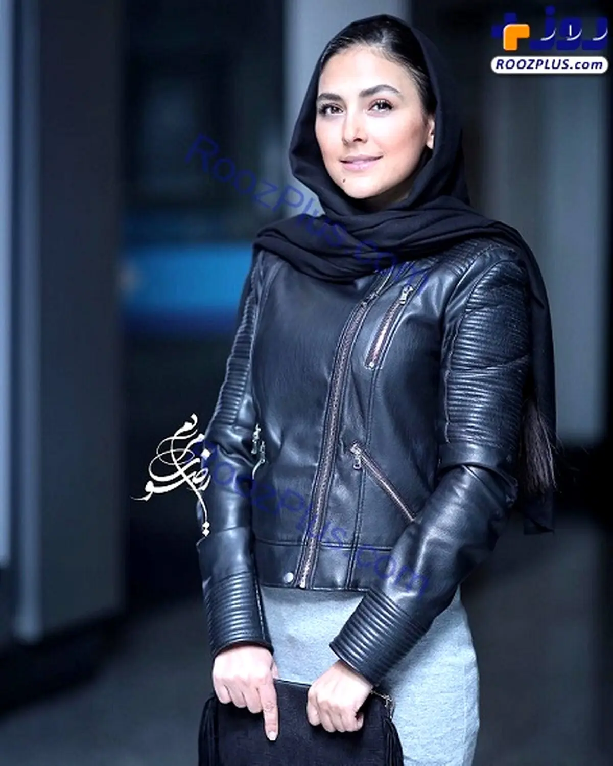 تیپ چرم بازیگر زن جوان در اکران یک فیلم