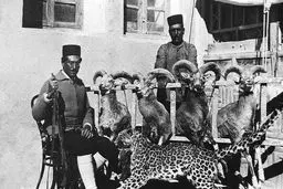 تصویری از نوه ناصرالدین شاه پس از شکار