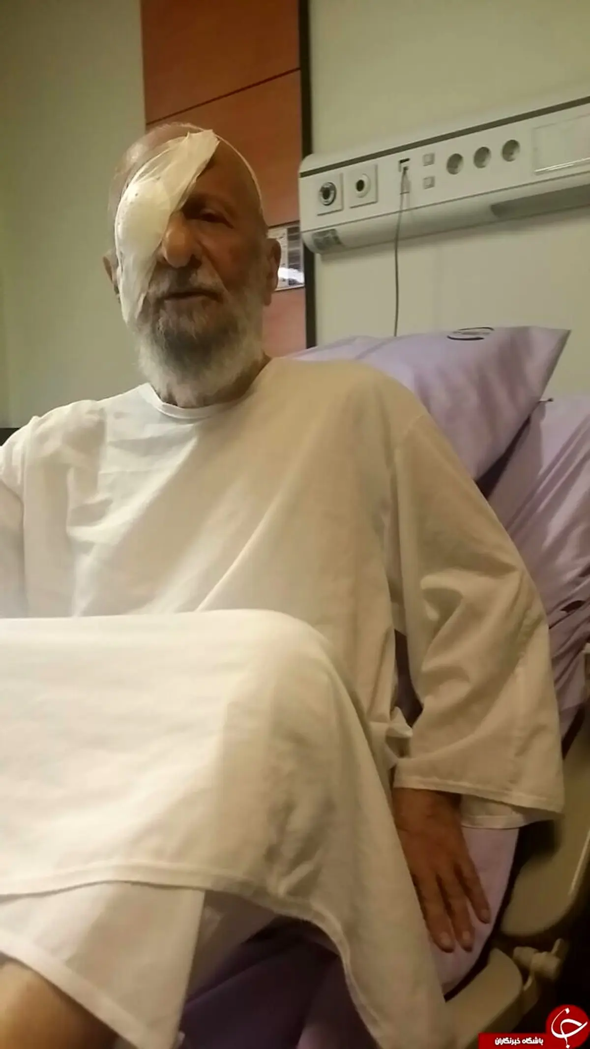 مصباح یزدی روی تخت بیمارستان/عکس
