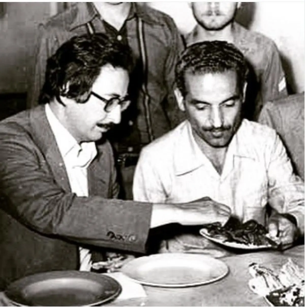 وقتی شهید رجایی به بنی‌صدر غذا تعارف می‌کند/ عکس