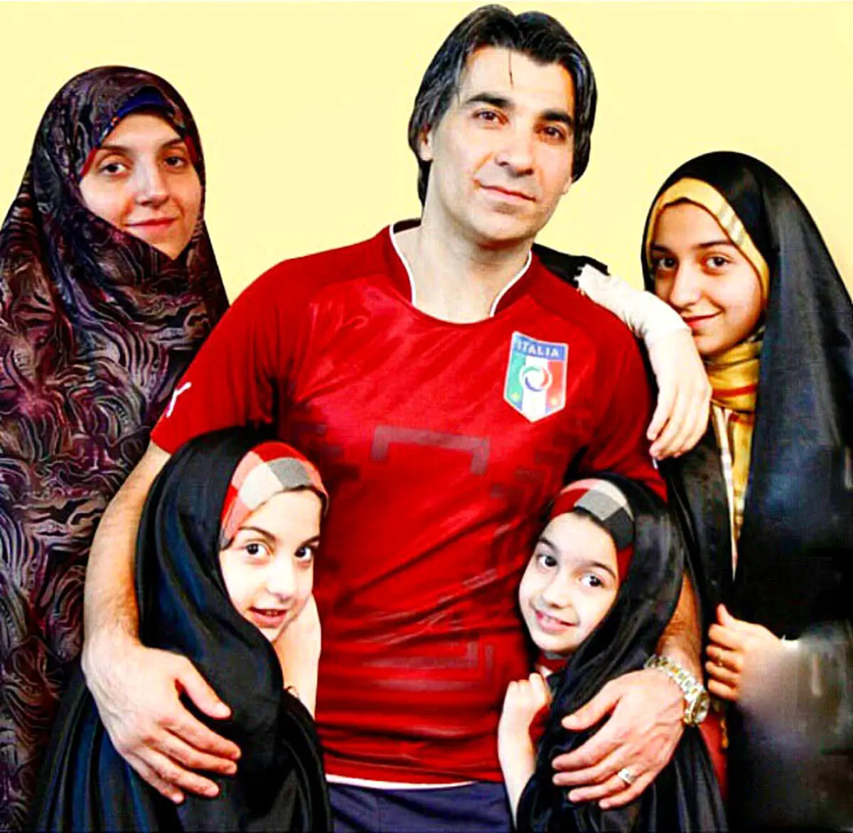 عکس / وحید شمسایی در کنار همسر و سه دخترش