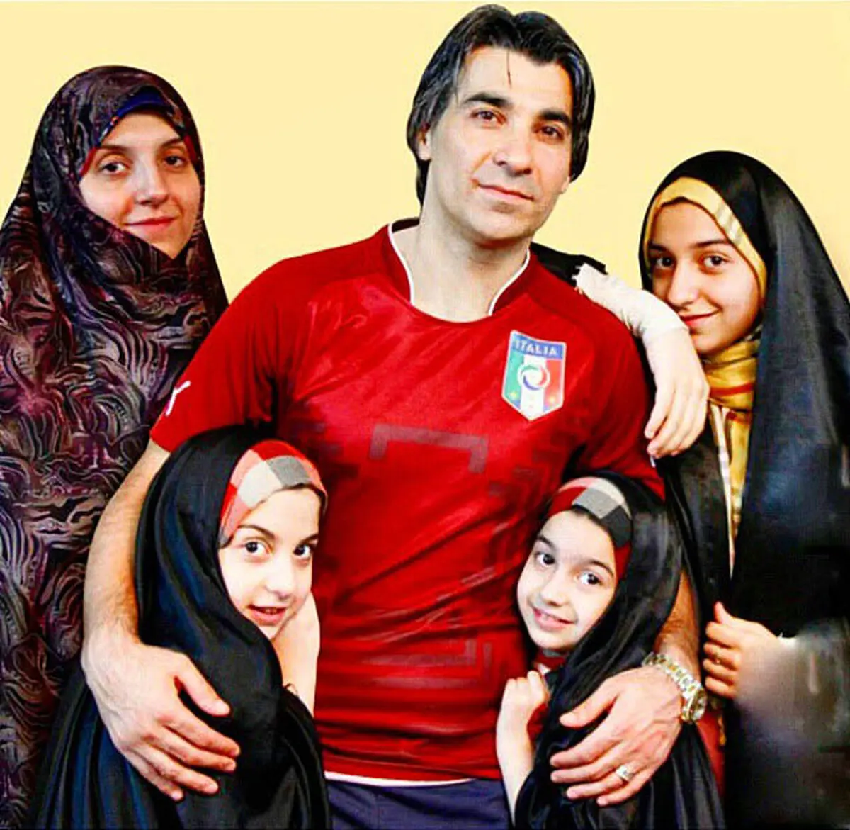 عکس / وحید شمسایی در کنار همسر و سه دخترش