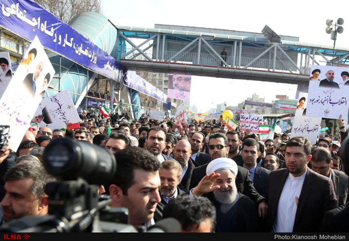 حسن روحانی هم‌پا با مردم در راهپیمایی 22 بهمن/تصاویر