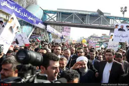 حسن روحانی هم‌پا با مردم در راهپیمایی 22 بهمن/تصاویر