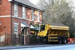 برخورد شدید یک کامیون با یک خانه/ عکس