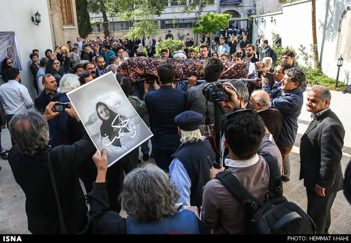 عکسی از تشییع پیکر ثریا حکمت