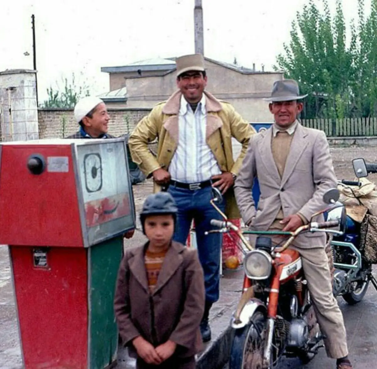 تصویری از پمپ بنزین ایرانی در سال ۱۳۴۷