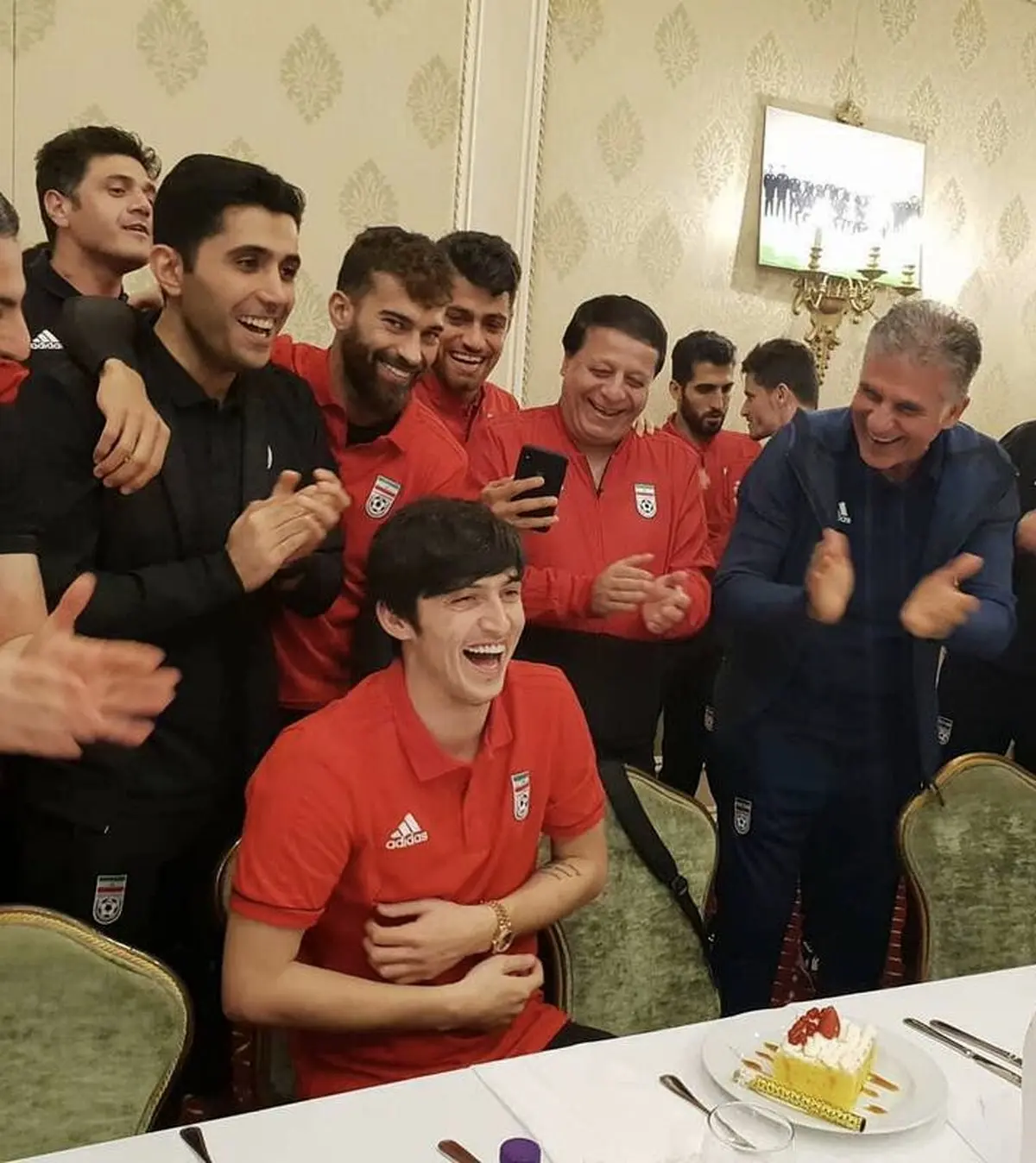 جشن تولد سردار آزمون در اردوی تیم ملی/ عکس