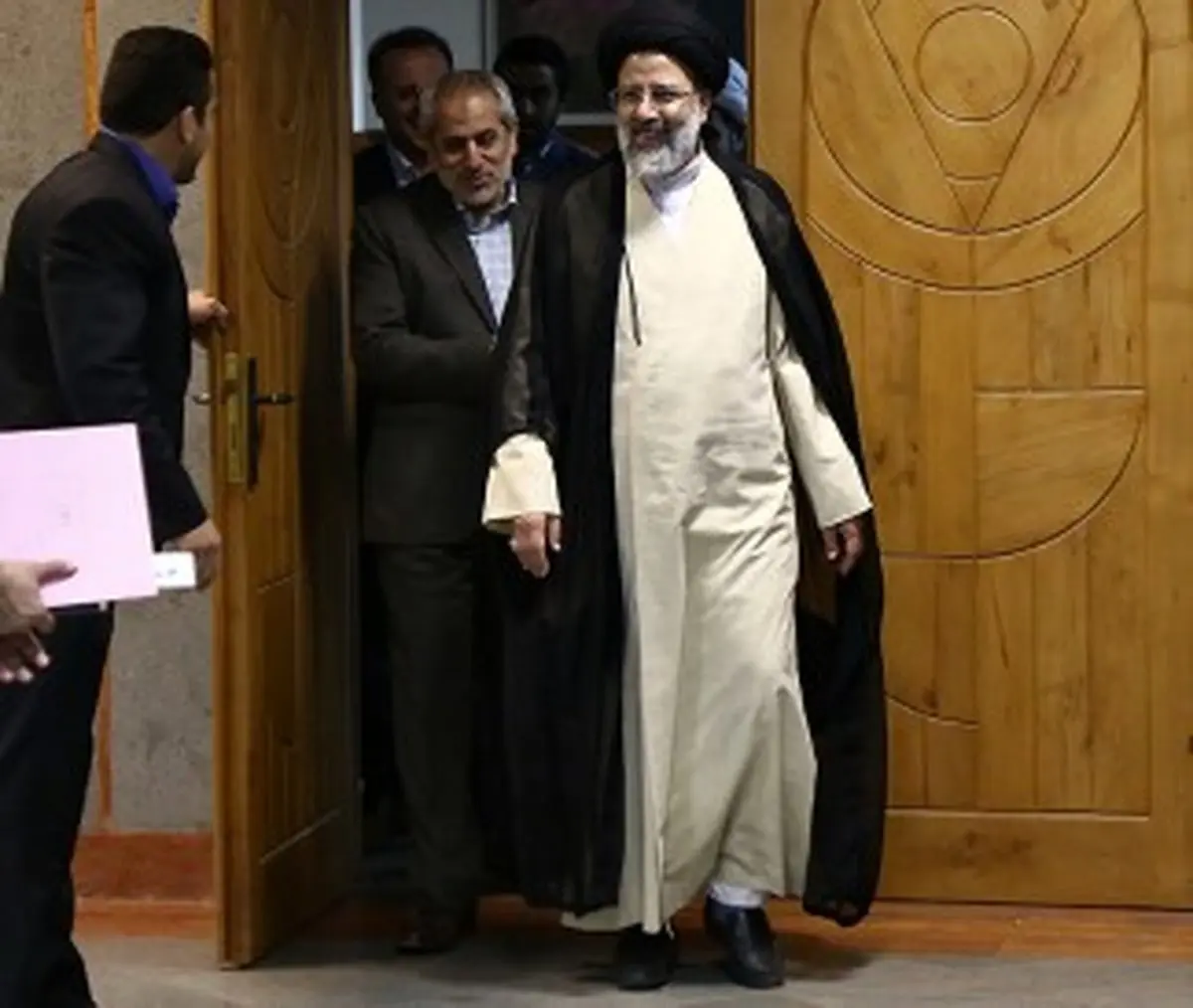 چه کسی برای کاندیداتوری ابراهیم رئیسی امضا جمع می‌کند؟ /افزایش تلاش‌های پشت پرده برای حمایت از یک «پدیده انتخاباتی»