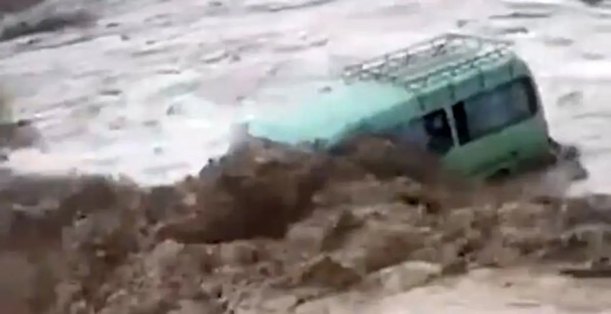  فیلم تلخ از سقوط خودرو و مرگ ۱۳ سرنشین در سیلاب 