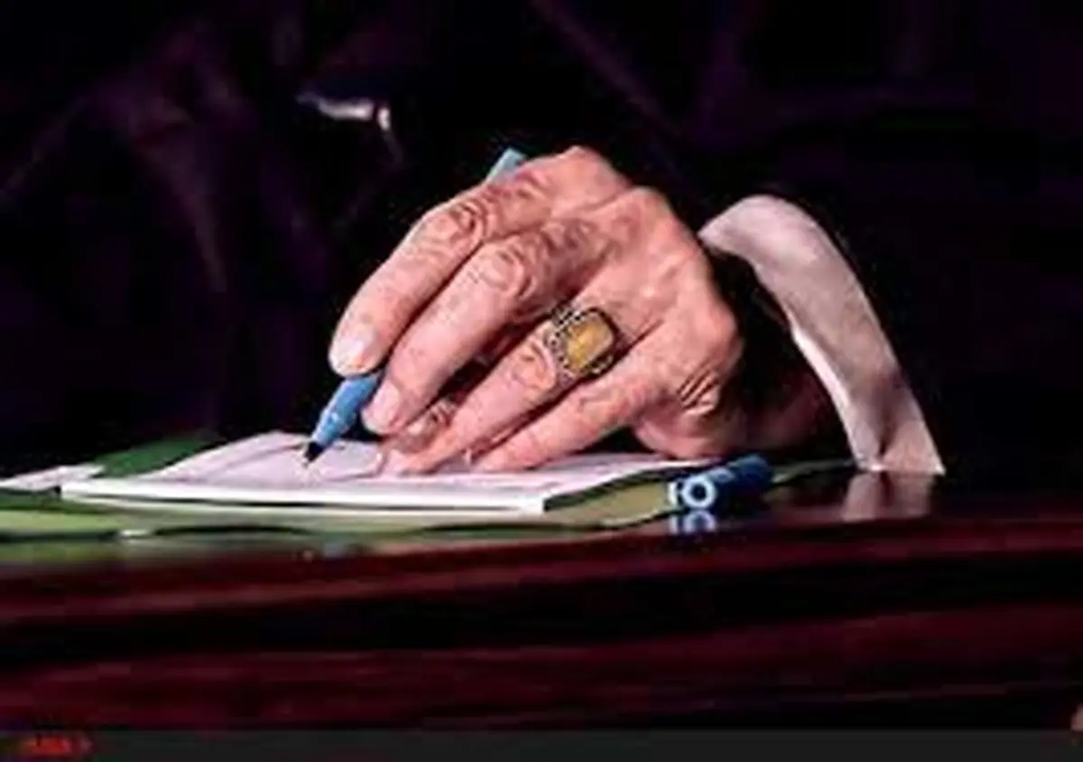 دست‌نوشته رهبر انقلاب بر عکس فرمانده شهید یگان تکاوری نیروی دریایی سپاه