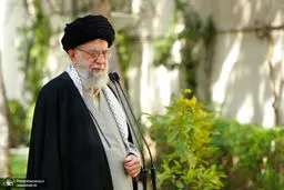 تصاویر کاشت نهال توسط رهبر معظم انقلاب 