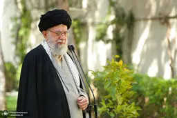تصاویر کاشت نهال توسط رهبر معظم انقلاب 