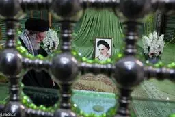 فیلم حضور رهبرانقلاب در مرقد امام راحل