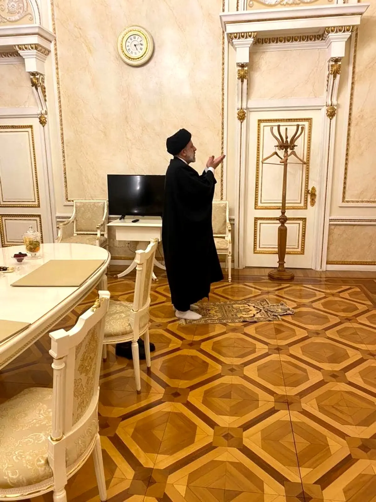 با نماز رئیسی برکت به داخل کرملین رفت!