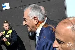 تصویر چهره کسی که به رضا پهلوی حمله کرد