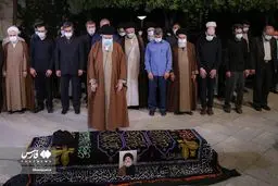 اقامه نماز توسط رهبر انقلاب برپیکر استاد فاطمی‌نیا