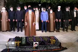 اقامه نماز توسط رهبر انقلاب برپیکر استاد فاطمی‌نیا