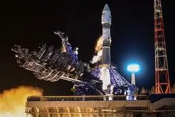 لحظه حرکت موشک سایوز روسی و ارسال سه ماهواره ایرانی به فضا