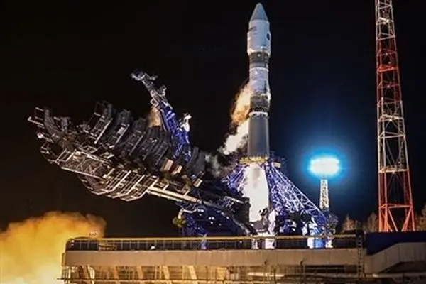 لحظه حرکت موشک سایوز روسی و ارسال سه ماهواره ایرانی به فضا