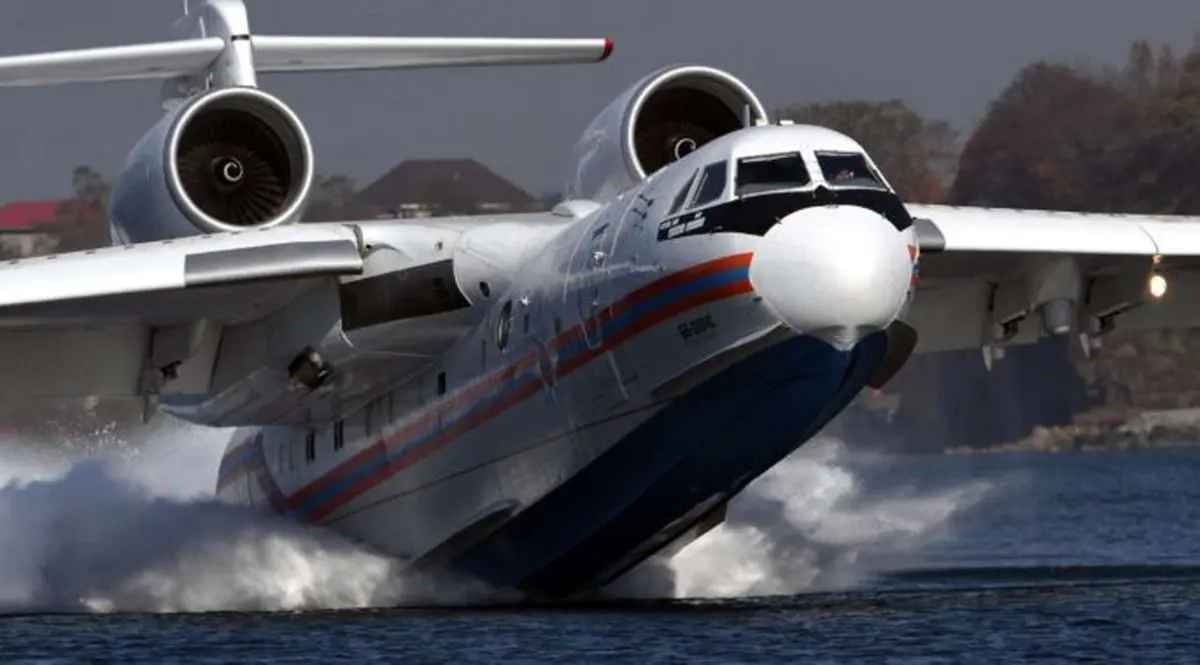  آبگیری دیدنی هواپیمای آتش نشان روسی در آب‌های خلیج فارس 