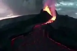 تصاویر سقوط پهپاد در مواد مذاب آتشفشان 