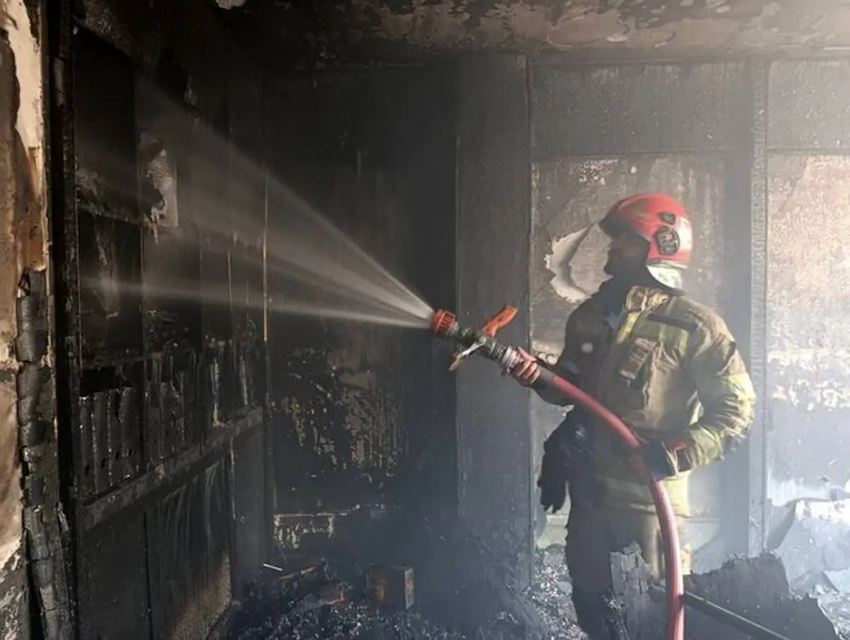 آتش در قلب تهران؛ فروشگاه کفش خیابان انقلاب طعمه شعله‌ها شد! 