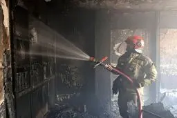 آتش در قلب تهران؛ فروشگاه کفش خیابان انقلاب طعمه شعله‌ها شد! 