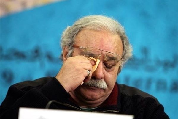 اشک‌های نوه محمد کاسبی در بدرقه پدربزرگش دل مردم را لرزاند | وداع تلخ با محمد کاسبی + ویدئو