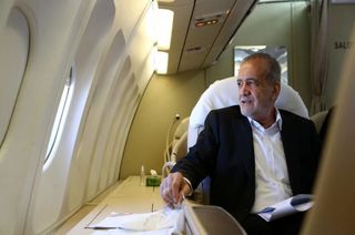 پزشکیان عازم مشهد شد