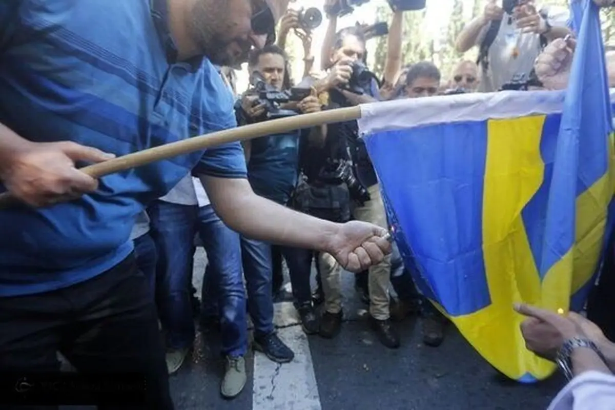 تصاویر جدید از به آتش‌کشیدن پرچم سوئد در تهران