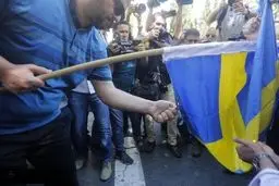 تصاویر جدید از به آتش‌کشیدن پرچم سوئد در تهران