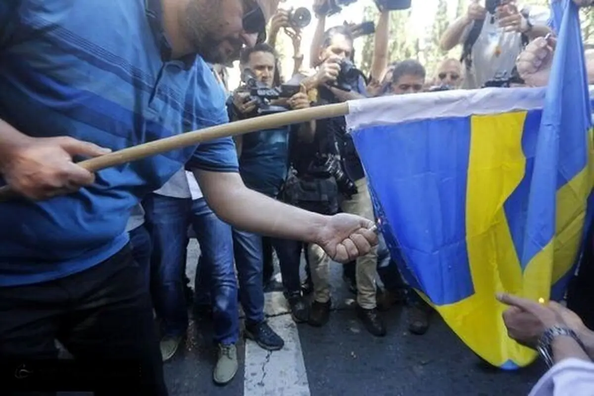 تصاویر جدید از به آتش‌کشیدن پرچم سوئد در تهران