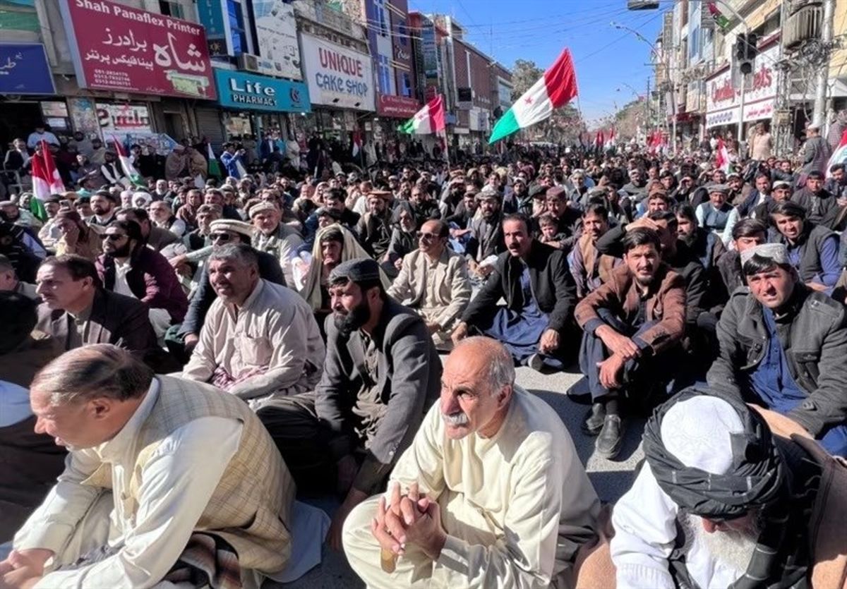 ادامه تأکید  تحصن کنندگان پاکستان به رفع محدودیت تردد با افغانستان