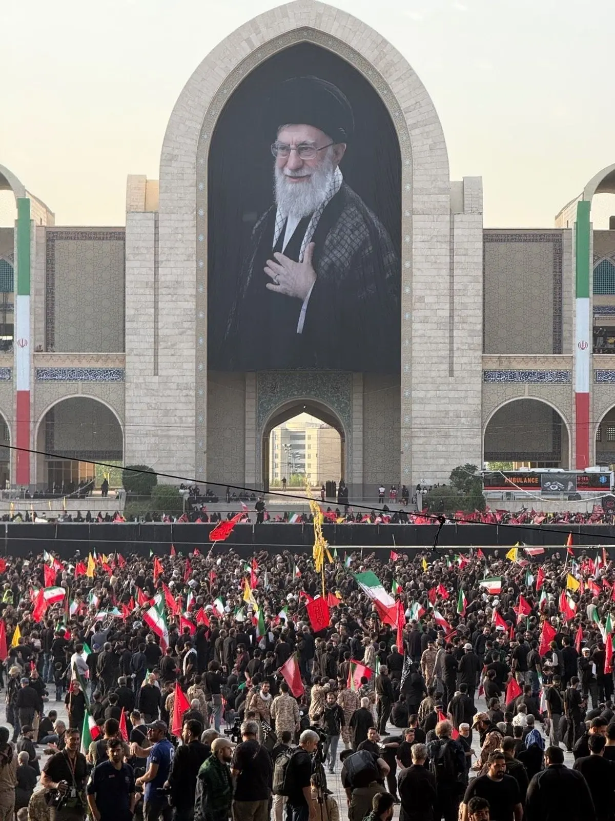 وداع با قهرمان ایران /حضور فرزندان رهبرشهید در مصلی تهران / حضور روسای قوا 