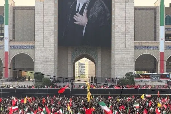 وداع با قهرمان ایران /حضور فرزندان رهبرشهید در مصلی تهران / حضور روسای قوا 