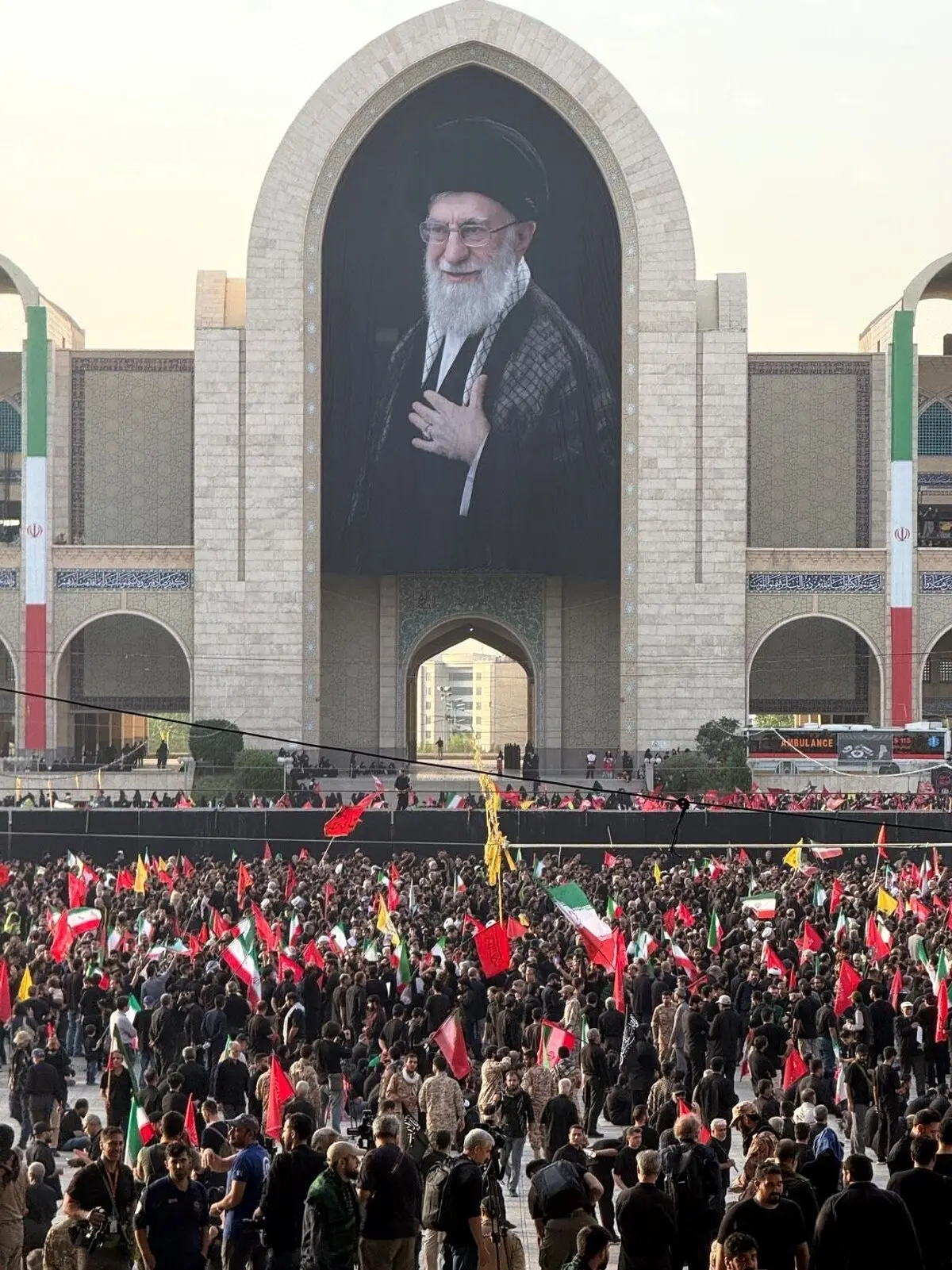 وداع با قهرمان ایران /حضور فرزندان رهبرشهید در مصلی تهران / حضور روسای قوا 