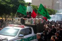 تصاویر تشییع خانواده شیخی در خمین با پرچم ایران